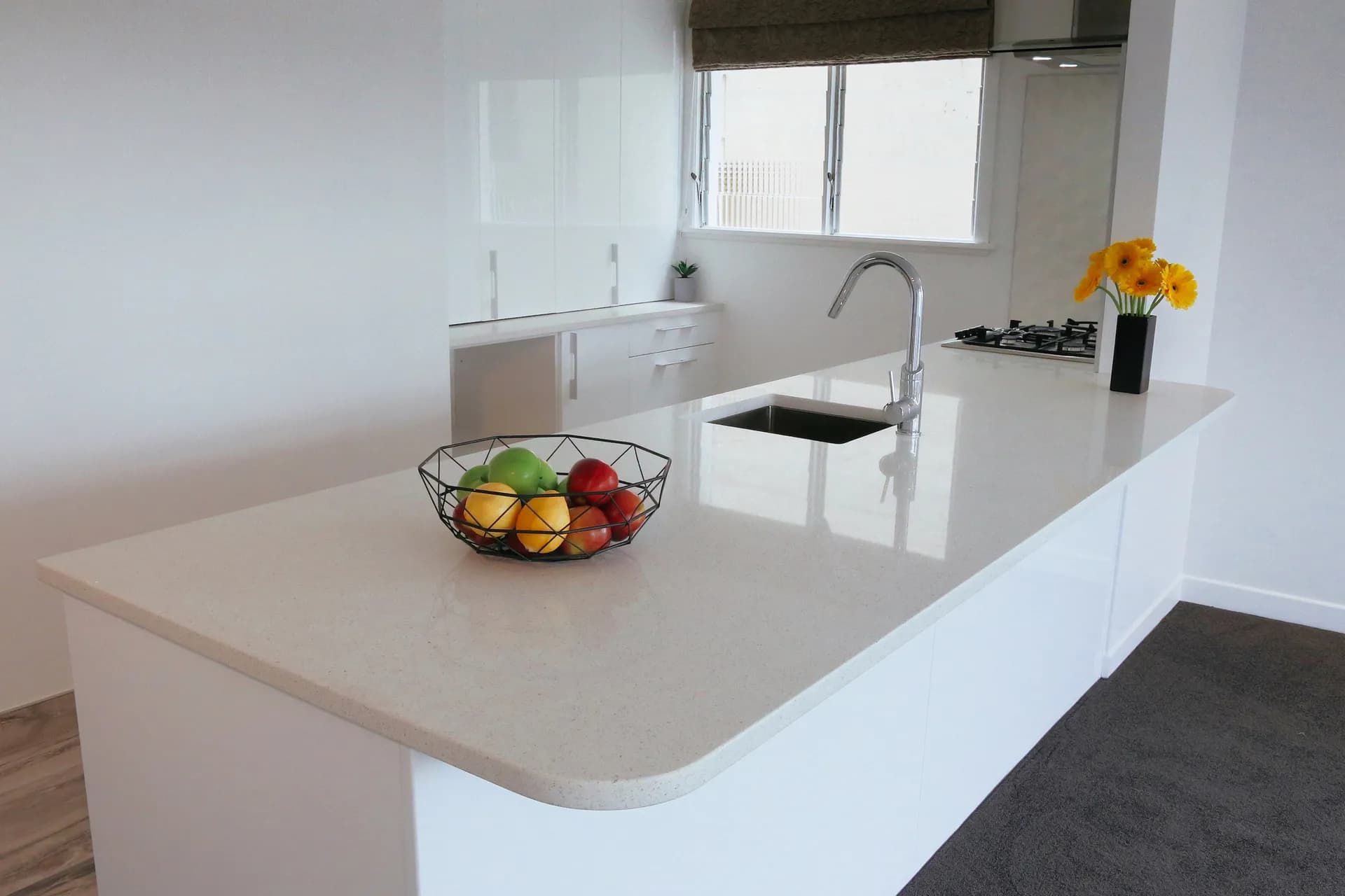 Curved peninsula end with a fruit bowl