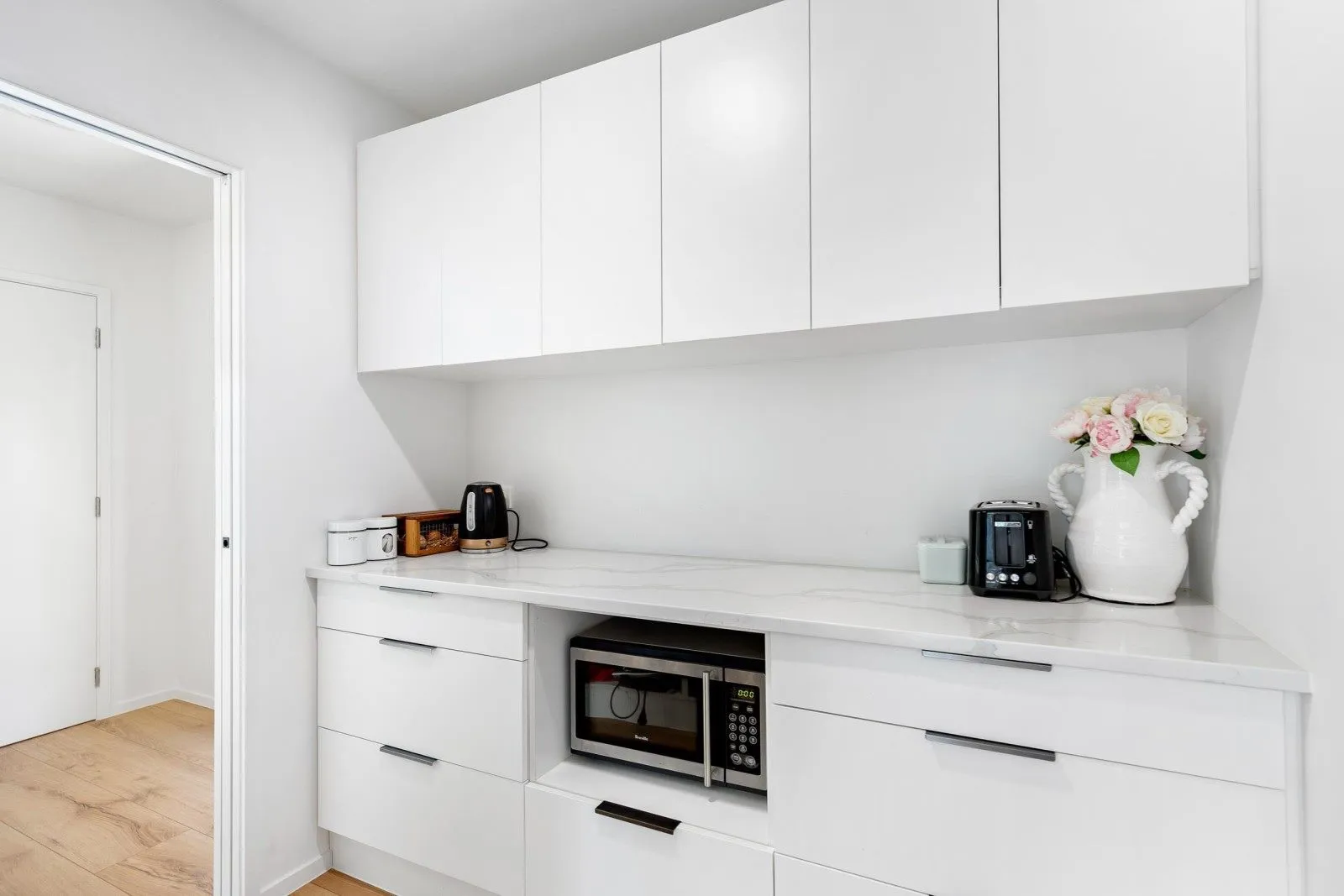 White scullery bench run with drawers and overhead cupboards